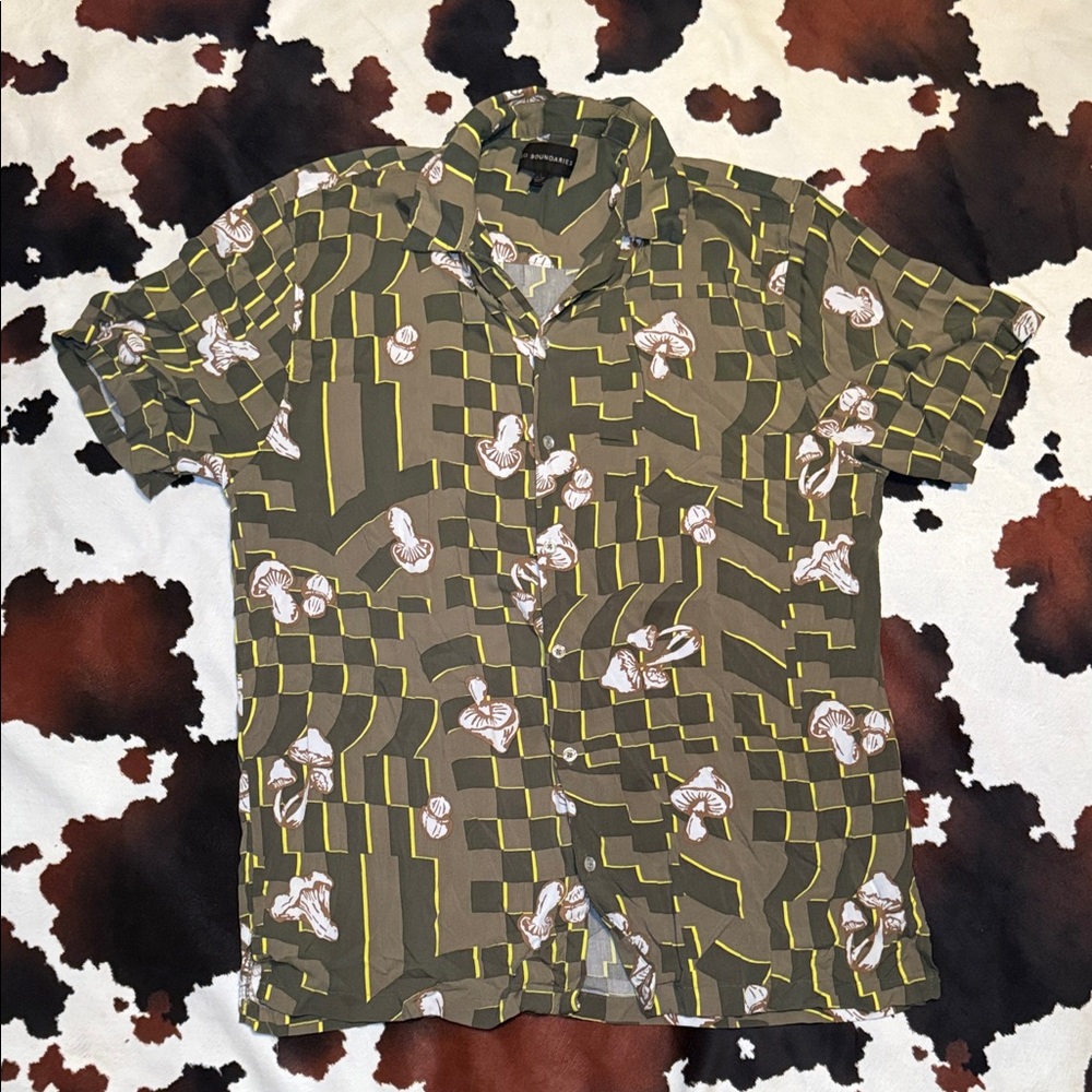 No Boundaries Men’s Green Mushroom Button Down Shirt Size Large